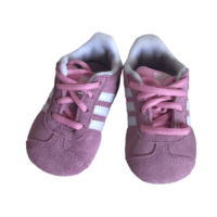 Paire de baskets roses ADIDAS – P. 17