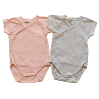 Lot de 2 bodies rose et gris chiné  GEMO – 9M